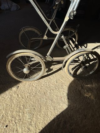 Carrito de bebé vintage rojo