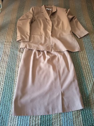 Conjunto de chaqueta y falda beige