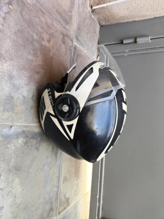 Casco de moto negro y blanco