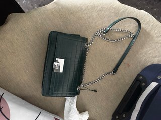 Bolso verde con cadena efecto piel