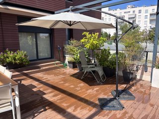 Parasol excéntrico grande beige y negro