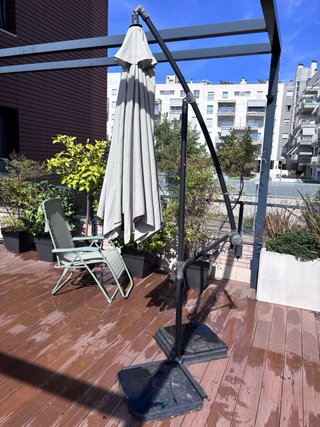 Parasol excéntrico grande beige y negro