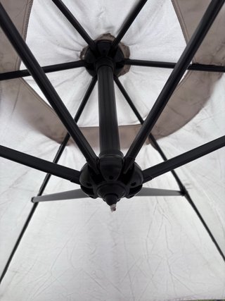 Parasol excéntrico grande beige y negro