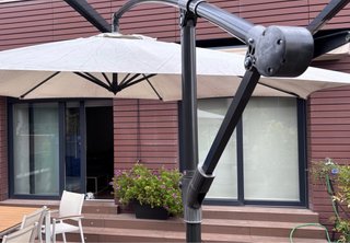 Parasol excéntrico grande beige y negro