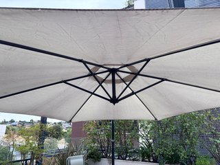Parasol excéntrico grande beige y negro