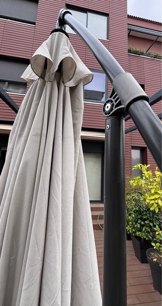 Parasol excéntrico grande beige y negro