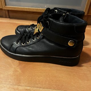Botines Guess Negros con Detalle Dorado y Zapatill