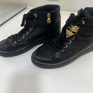 Botines Guess Negros con Detalle Dorado y Zapatill
