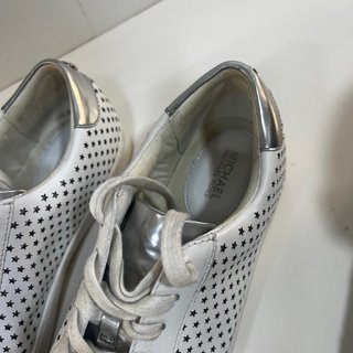 Botines Guess Negros con Detalle Dorado y Zapatill