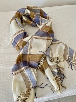 Manta de cuadros beige y azul