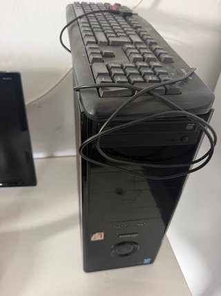 Ordenador sobremesa negro