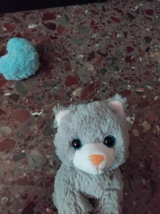 Peluche de Gato con Corazón Pompón