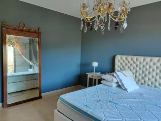 Cabezal tapizado en polipiel de cama. Capitoné