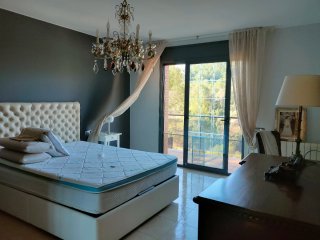 Cabezal tapizado en polipiel de cama. Capitoné