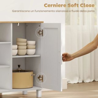 Aparador de cocina de madera con puertas de cierre