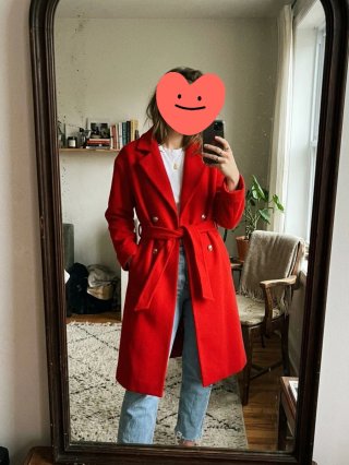 Chaqueta larga roja con cinturón