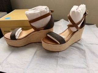 Sandalias Michael Kors Serena Marrón