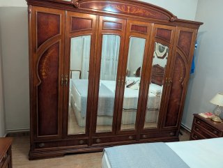 Armario de madera con puertas de espejo