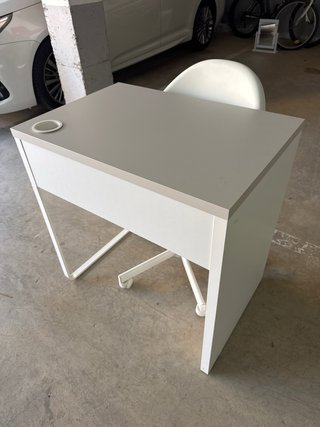 Escritorio pequeño y silla con ruedas IKEA
