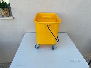 Cubo de Fregona con Escurridor Profesional.