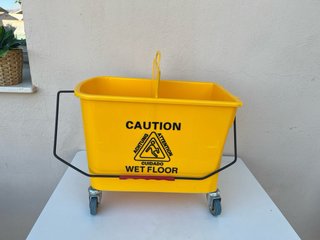 Cubo de Fregona con Escurridor Profesional.