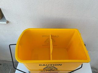 Cubo de Fregona con Escurridor Profesional.