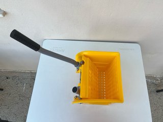 Cubo de Fregona con Escurridor Profesional.