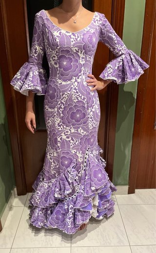 Traje de flamenca morado y blanco