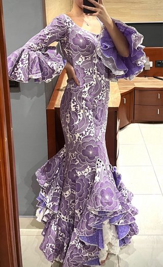 Traje de flamenca morado y blanco