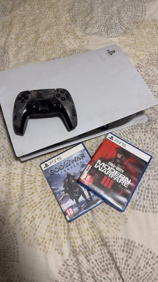 PS5 (PlayStation 5) con mando y juegos