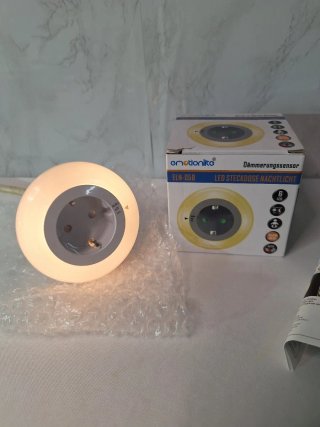 Luz nocturna LED con sensor de luz. B141