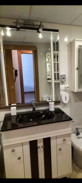 Mueble de baño con lavabo y espejo
