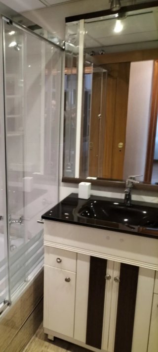 Mueble de baño con lavabo y espejo