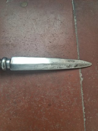 Abrecartas antiguo con mango trenzado