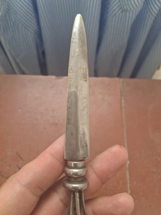 Abrecartas antiguo con mango trenzado