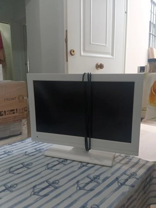 Televisor Blanco con Soporte