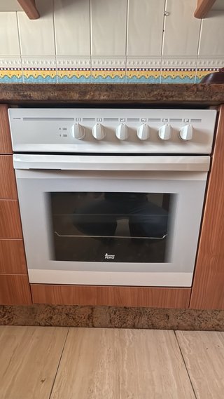 Cocina amueblada con electrodomésticos