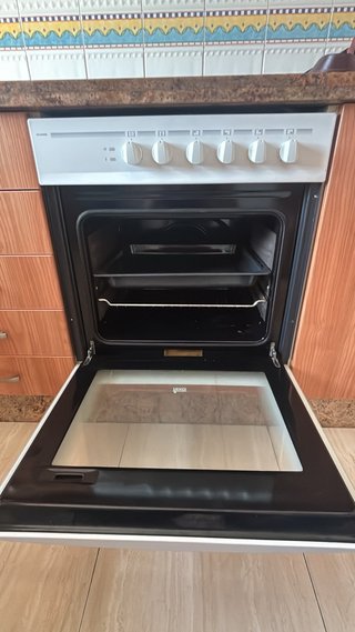 Cocina amueblada con electrodomésticos