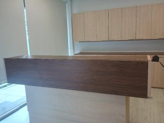 Mostrador/mesa de madera beige y marrón