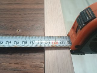 Mostrador/mesa de madera beige y marrón
