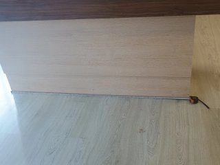 Mostrador/mesa de madera beige y marrón