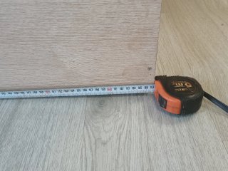 Mostrador/mesa de madera beige y marrón