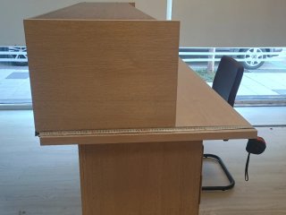 Mostrador/mesa de madera beige y marrón