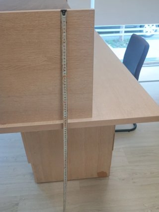 Mostrador/mesa de madera beige y marrón