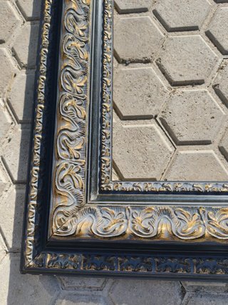 Marco de madera dorado y negro
