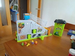 Casa Basurillas con muñecos