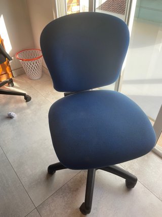 Silla de oficina azul con ruedas