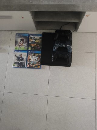 PS4 (PlayStation 4) FAT + 3 Mandos + 4 Juegos