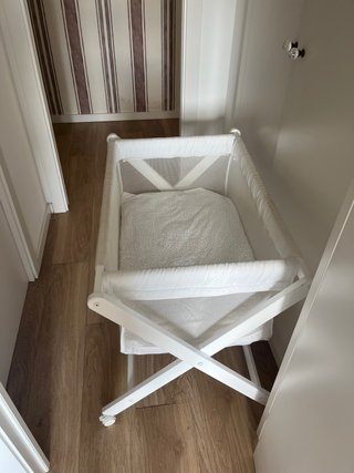 Mini cuna blanca de madera con ruedas