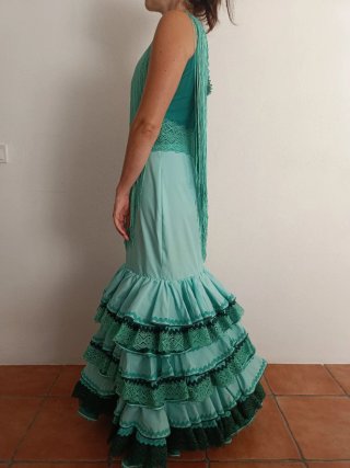 Traje de flamenca hecho a mano agua marina